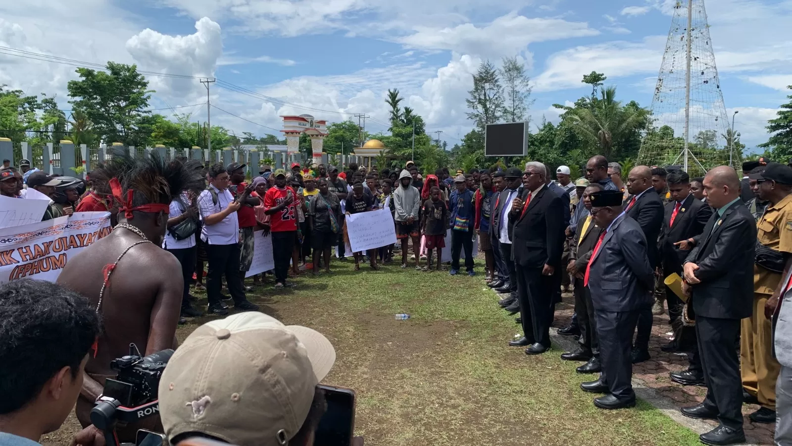 Bupati Mimika, Johannes Rettob didampingi sejumlah pejabat pemerintah serta jajaran DPRK Mimika, menemui massa aksi didepan gedung Kantor DPRK Mimika, Selasa (25/11/2025). (Cenderawasih Pos/Moh. Wahyu