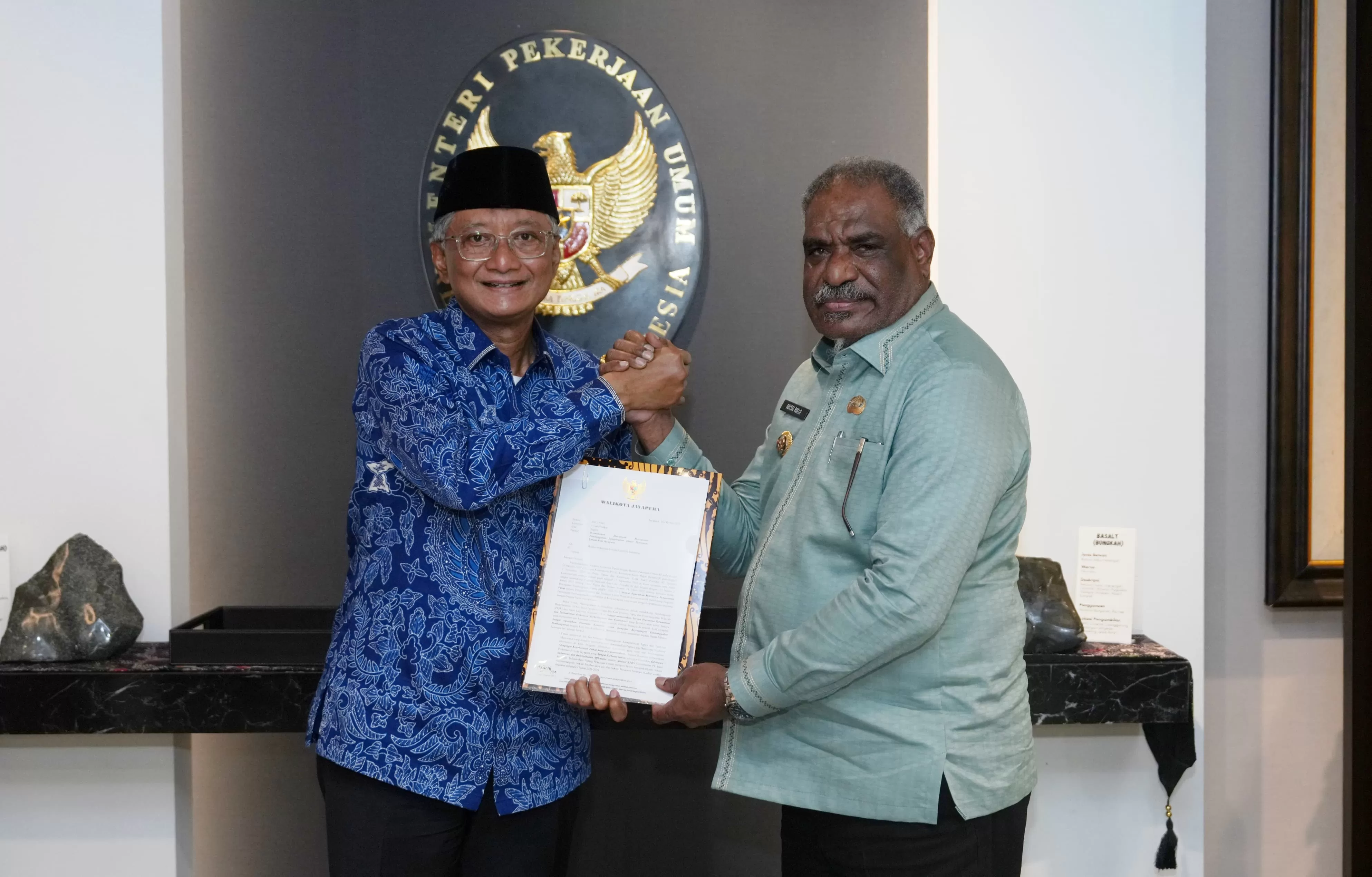 Wali Kota Jayapura, Abisai Rollo menyerahkan proposal kepada Manteri PUPR RI, Dody Hanggodo. (CEPOSONLINE.COM/ISTIMEWA)