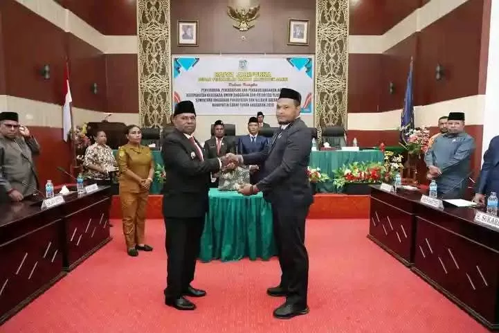 Bupati Sarmi Dominggus Catue menerima dokumen KUA-PPAS APBD 2026 dari Ketua DPRK Sarmi Muhammad Azhari Tiris usai Rapat Paripurna di ruang rapat DPRK Kabupaten Sarmi, Selasa (25/11/2025).