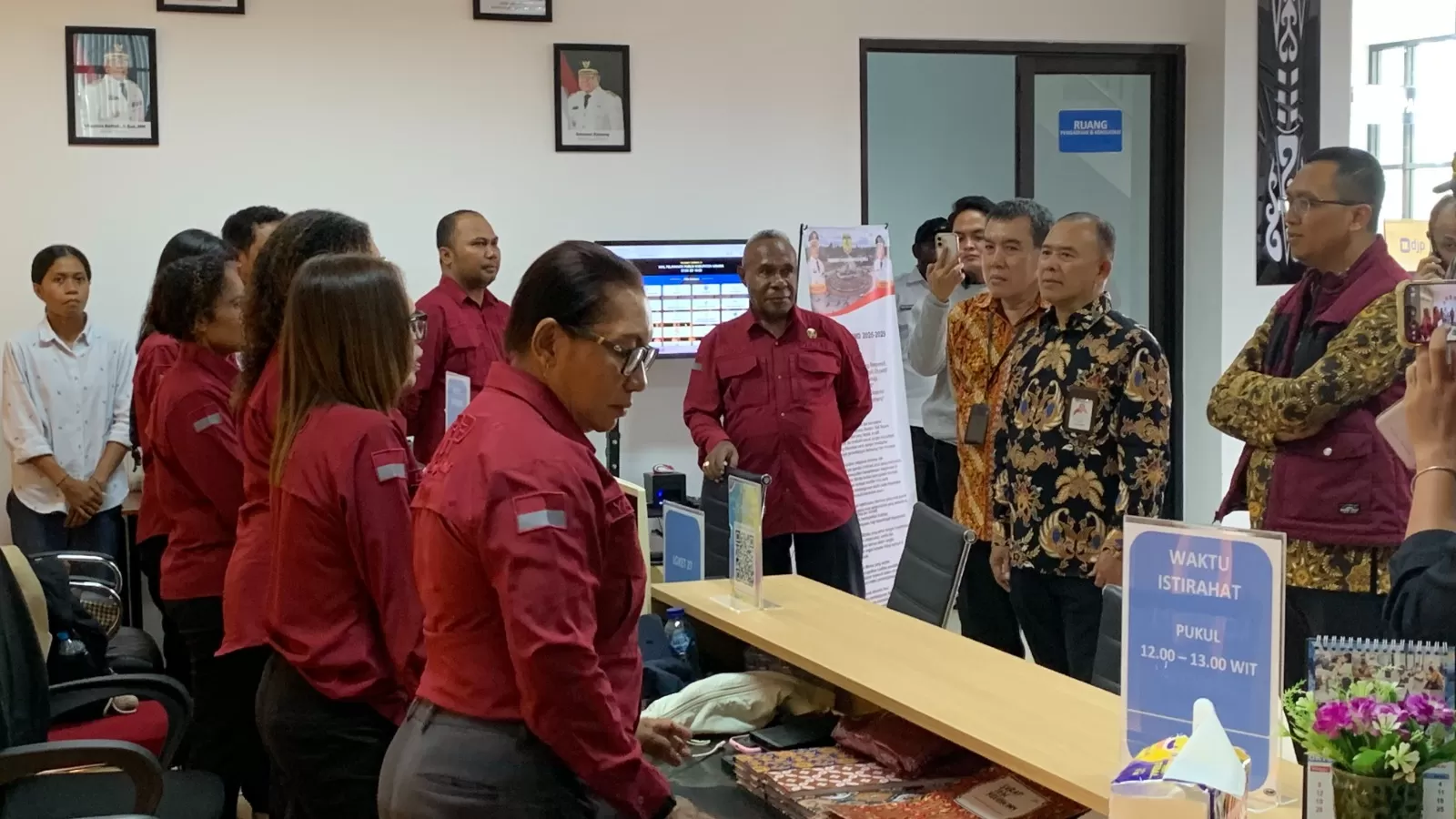 Jajaran Asisten Deputi Bidang Pelayanan Publik Kementerian Pendayagunaan Aparatur Sipil Negara dan Reformasi Birokrasi (KemenPAN-RB) saat meninjau salah satu loket pelayanan di MPP Kabupaten Mimika.