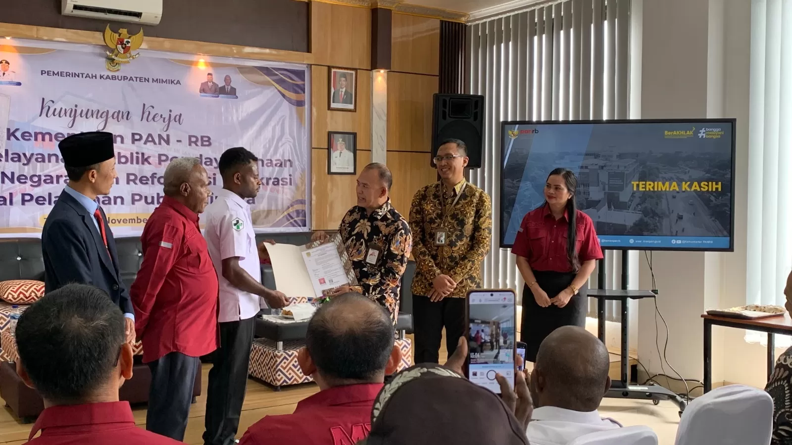 Penyerahan fisilk Surat Izin Praktek (SIP) oleh Asdep Bidang Pelayanan Publik KemenPAN-RB, Yanuar Ahmad kepada Agustinus Marten Mote di MPP Kabupaten Mimika, Rabu (26/11/2025).