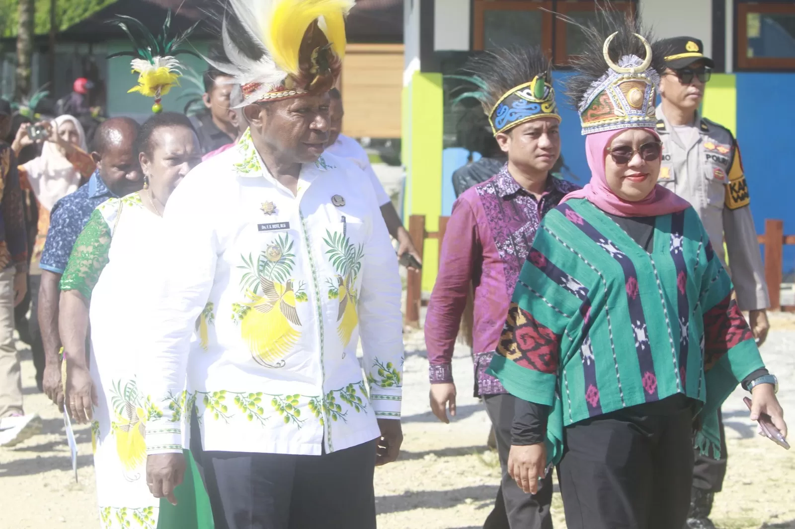 Penyambutan rombongan Tim Kerja Kementrian HAM RI, di SMA YPK Fransiscus Xaverius Mote, Rabu (26/11). (CEPOSONLINE.COM/ISMAIL)