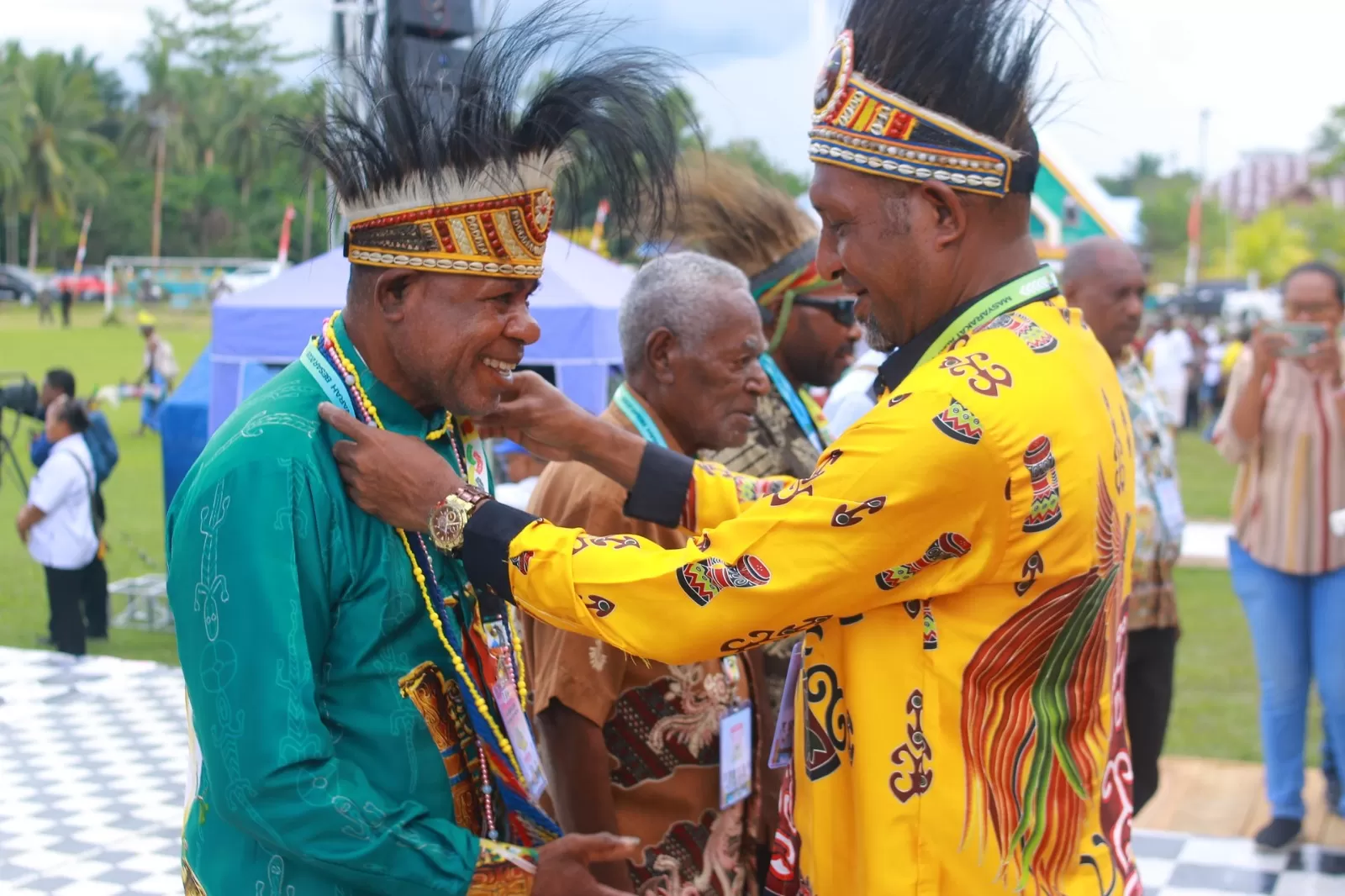 Pembukaan Mubes Masyarakat Adat Waropen, Rabu (26/11). Penyematan tanda peserta oleh perwakilan Menteri HAM RI dan Ketua Dewan Adat Papua. (CEPOSONLINE.COM/ISMAIL)