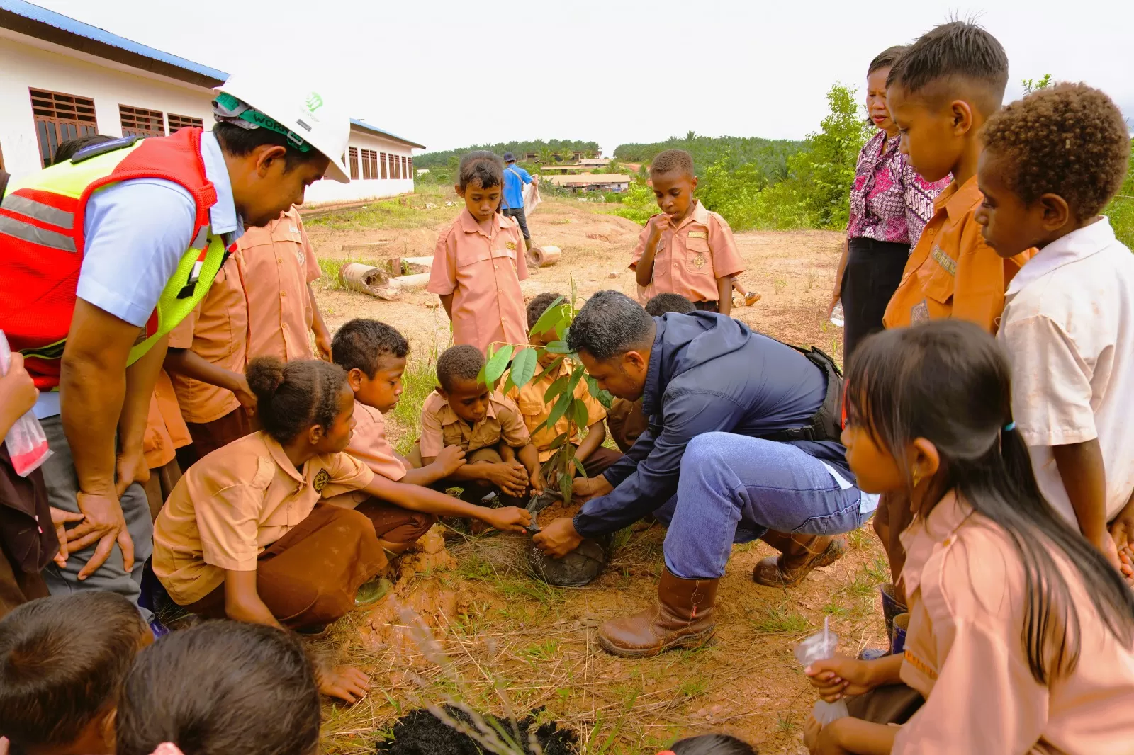 Suasana di halaman SDN (Sekolah Dasar Negeri) Kigorun, Distrik Ulilin, Kabupaten Merauke pada Rabu (26/11/2025).&nbsp;(TSE)