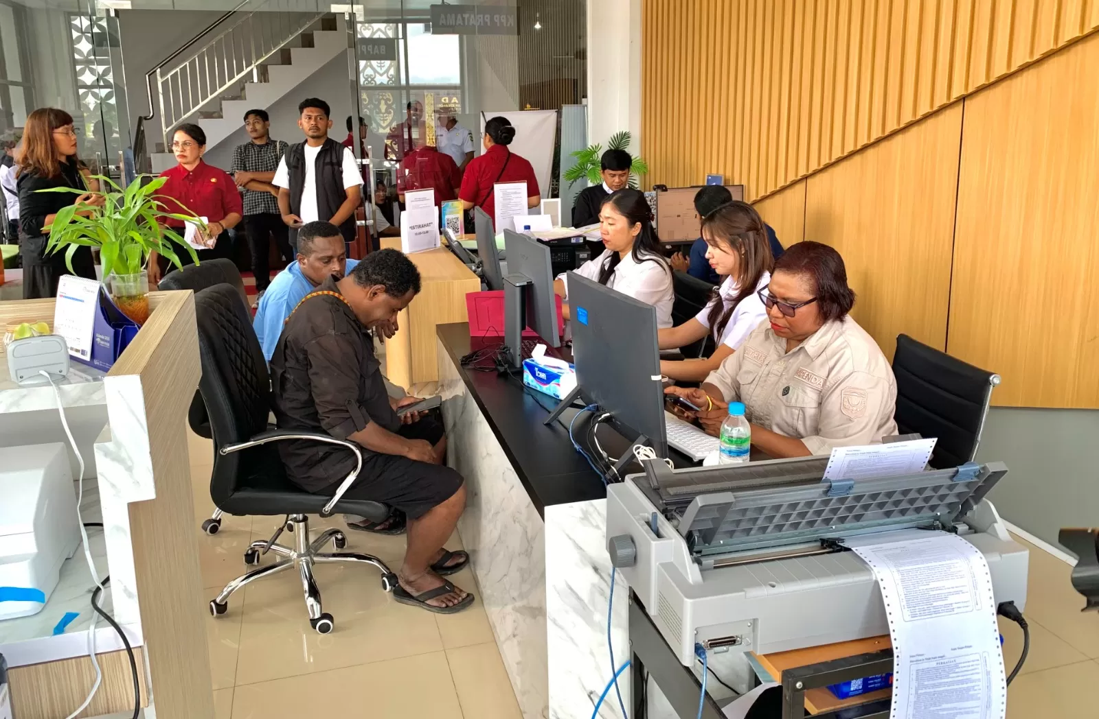Sejumlah orang sedang mendapatkan pelayanan di loket salah satu instansi di Mal Pelayanan Publik, Rabu 26 November 2025. (Cenderawasih Pos/Moh. Wahyu&nbsp;Welerubun)