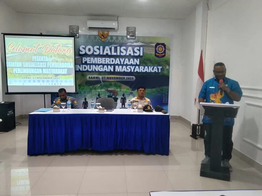 Plt Sekda Kabupaten Sarmi, Eduard Dimomonmau saat membacakan sambutan Gubernur Papua pada pembukaan Sosialisasi Pemberdayaan dan Perlindungan Masyarakat di Kabupaten Sarmi, Kamis (27/11/2025). 