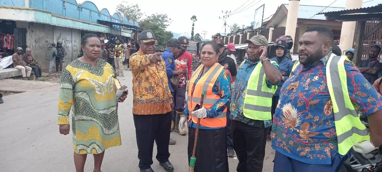 Kadis DLH Idawati Waromi Murib bersama Kadishub Yudha Dabi, dan Kepala Distrik Wamena Kota Reyn Sadai saat mengakomodir petugas kebersihan dan warga sekitar melakukan kerja bakti di Pasar Sinakma.