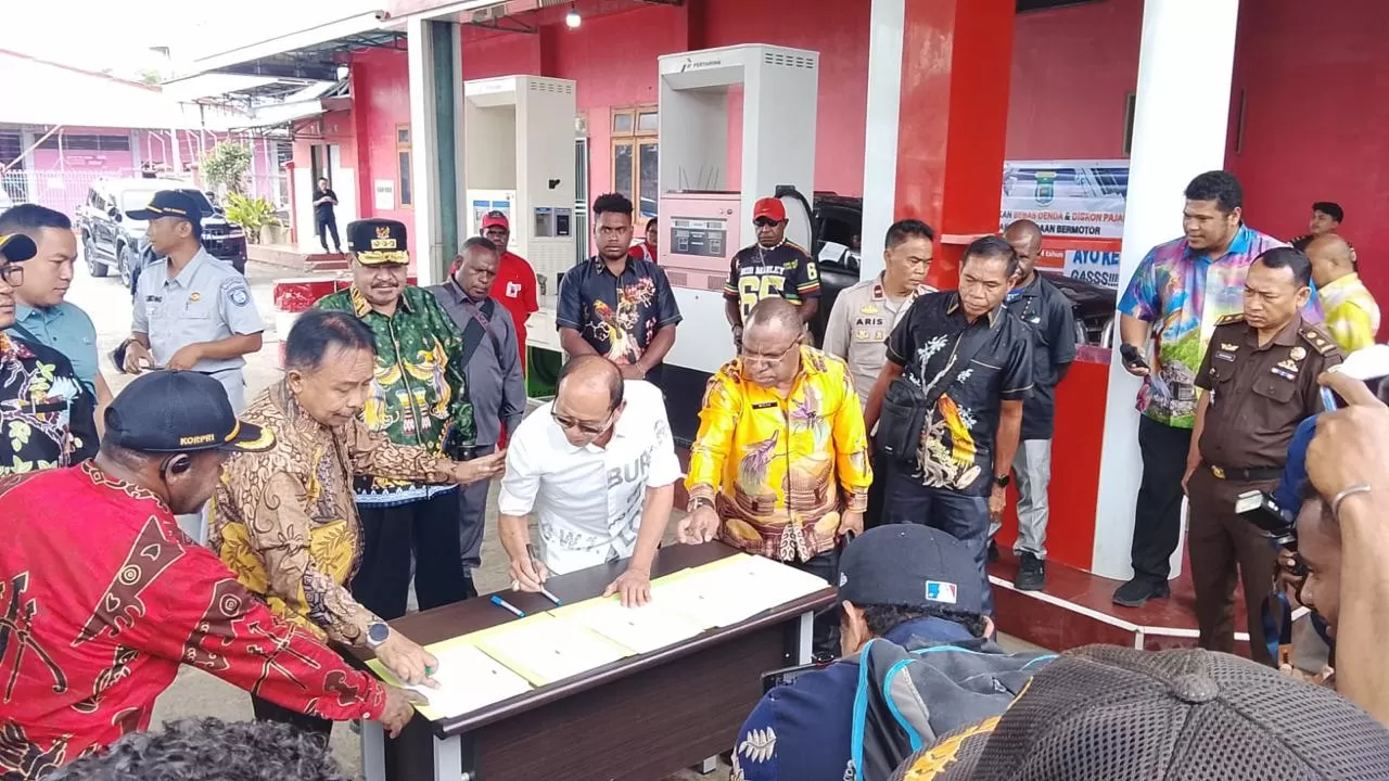 Gubernur Papua Pegunungan Jhon Tabo saat melauncing sistem barcode dalam pengisian BBM subsidi maupun industri di APMS Lasminingsih Wamena. Kamis (27/11/2025).(Ceposonline.com/Deni).