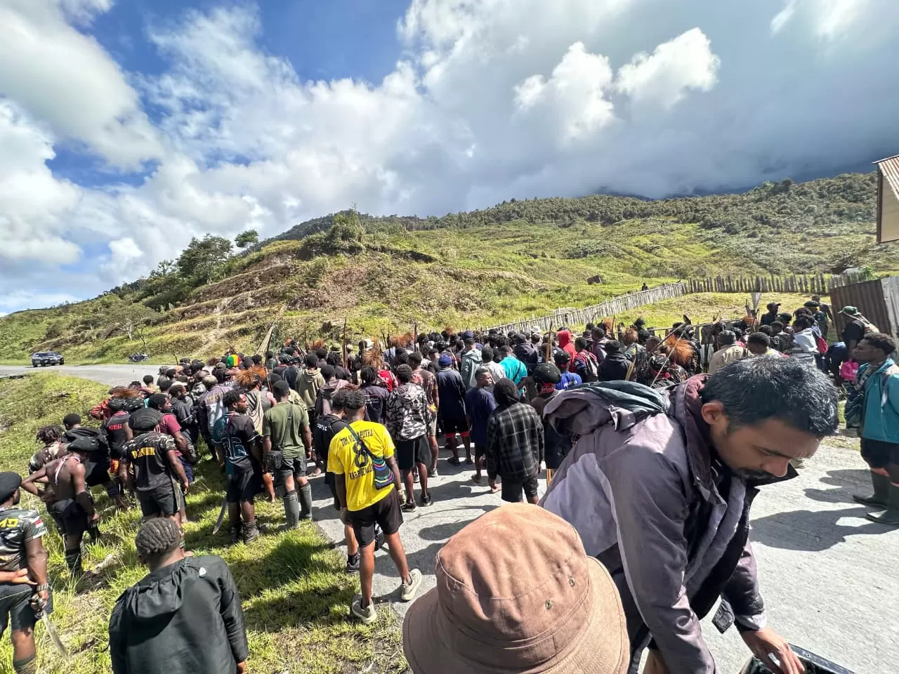 Aparat Keamanan saat amankan lokasi bentrok antar pendukung bupati dan eks calon bupati di Puncak Jaya, Rabu (27/11/2025).(CEPOSONLINE.COM/KAPOLRES PUJA)