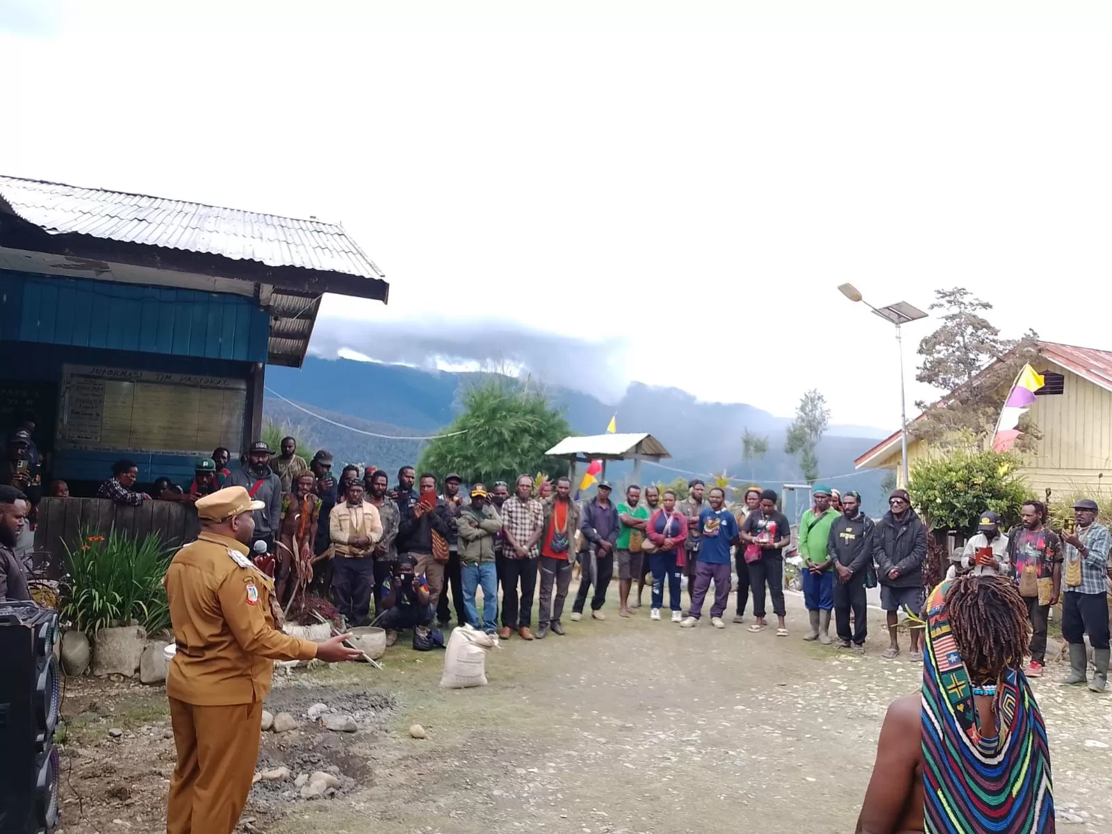 Bupati Intan Jaya, Aner Maisini saat hendak meletakkan batu pertama pembangunan pastoran Gereja Katolik Paroki Santo Misael Bilogai, Intan Jaya, Kamis, (27/11/2025). (Ceposonline.com/istimewa)