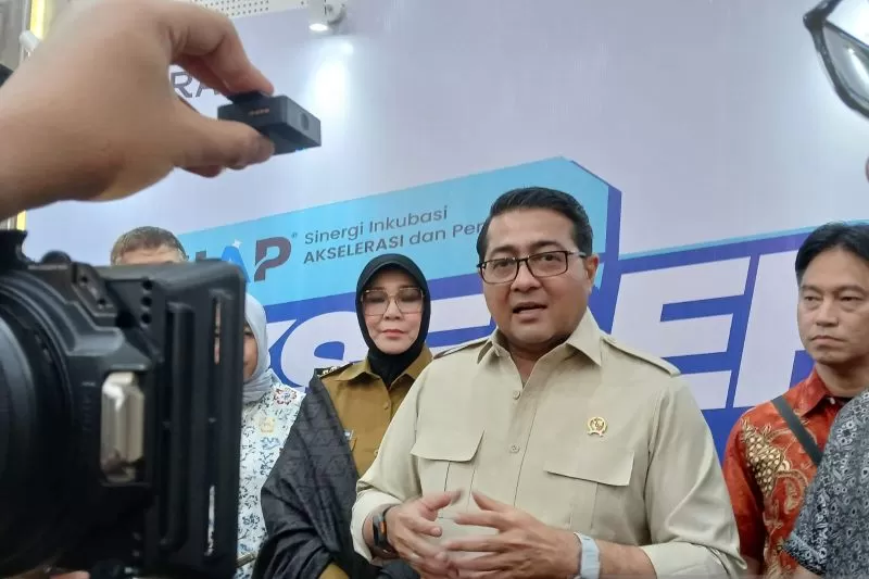 Menekraf Teuku Riefky Harsya saat memberikan keterangan kepada awak media, usai menghadiri kegiatan Akselerasi startup, di Banda Aceh, Aceh, Selasa (25/11/2025). ANTARA/Rahmat Fajri