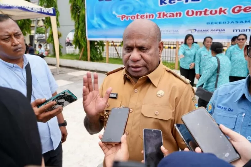 Gubernur Papua Mathius Fakhiri saat ditemui usai peringatan Hari Guru Nasional di Papua, pada Selasa (25/11/2025). ANTARA/Qadri Pratiwi