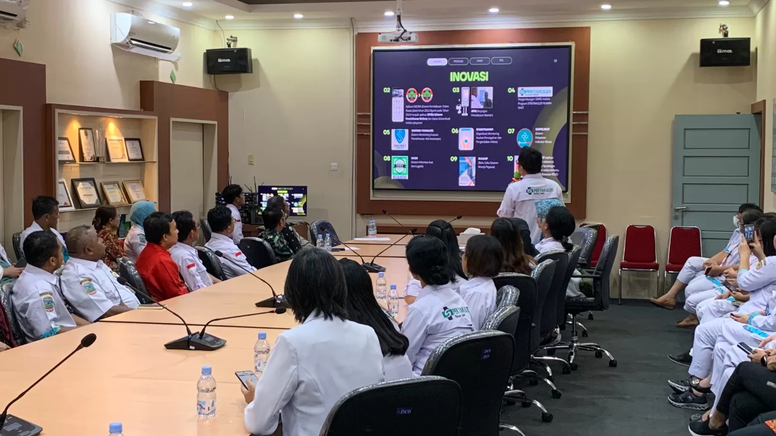 Pertemuan Direktur RSUD Kabupaten Mimika, Antonius Pasulu, Surveyor LARS DHP dan Kepala Dinas Kesehatan, Reynold J. Ubra, di ruang pertemuan RSUD Kabupaten Mimika, Jumat (28/11/2025). (wahyu/cepos)