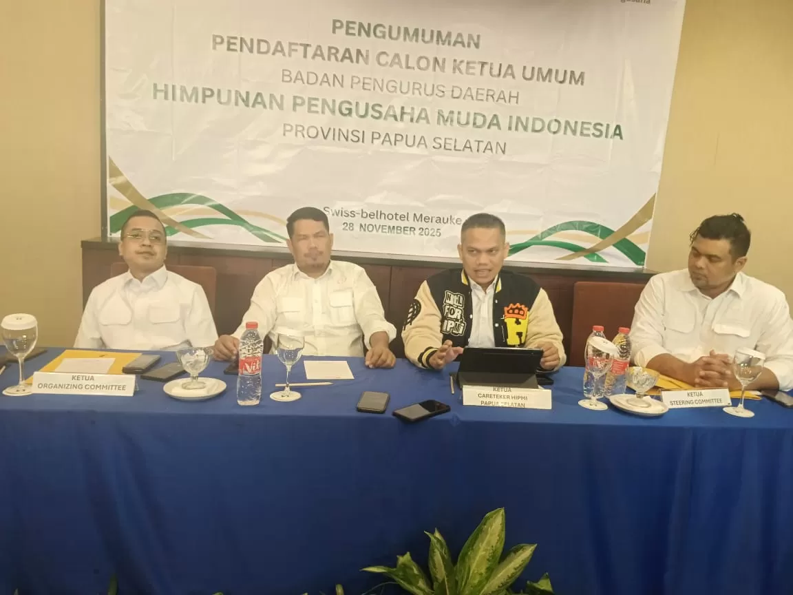 Ketua Carateker BPD HIPMI Papua Selatan Hadi Nainggolan didampingi Ketua Steering Committee Kemas Alfansuri dan Ketua OC Sultan Kertapi saat memberikan keterangan pers di Merauke, Jumat (28/11/2025).  (CEPOSONLINE.COM/SULO)