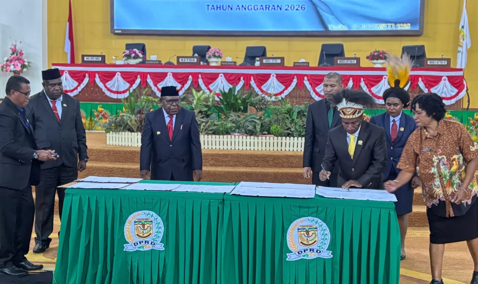 Penandatanganan berita acara pengesahan RAPBD oleh Ketua DPRK Mimika, Primus Natikapereyau di hadapan Wakil Ketua I DPRK Mimika, Asri Akkas, Wakil Bupati Mimika, Emanuel Kemong dan Pj Sekda Mimika,  (CEPOSONLINE.COM/WAHYU)