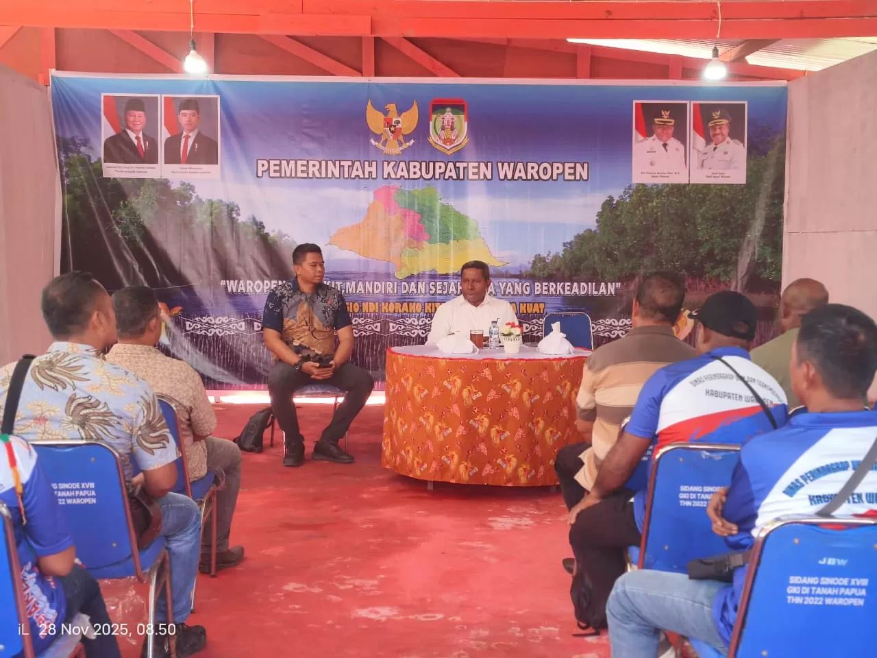 Bupati Waropen, F.X Mote, saat memimpin rapat koordinasi lintas sektor, di Para-para Kediaman Bupati, Jumat (28/11). (CENDERAWASIH POS/ISMAIL)