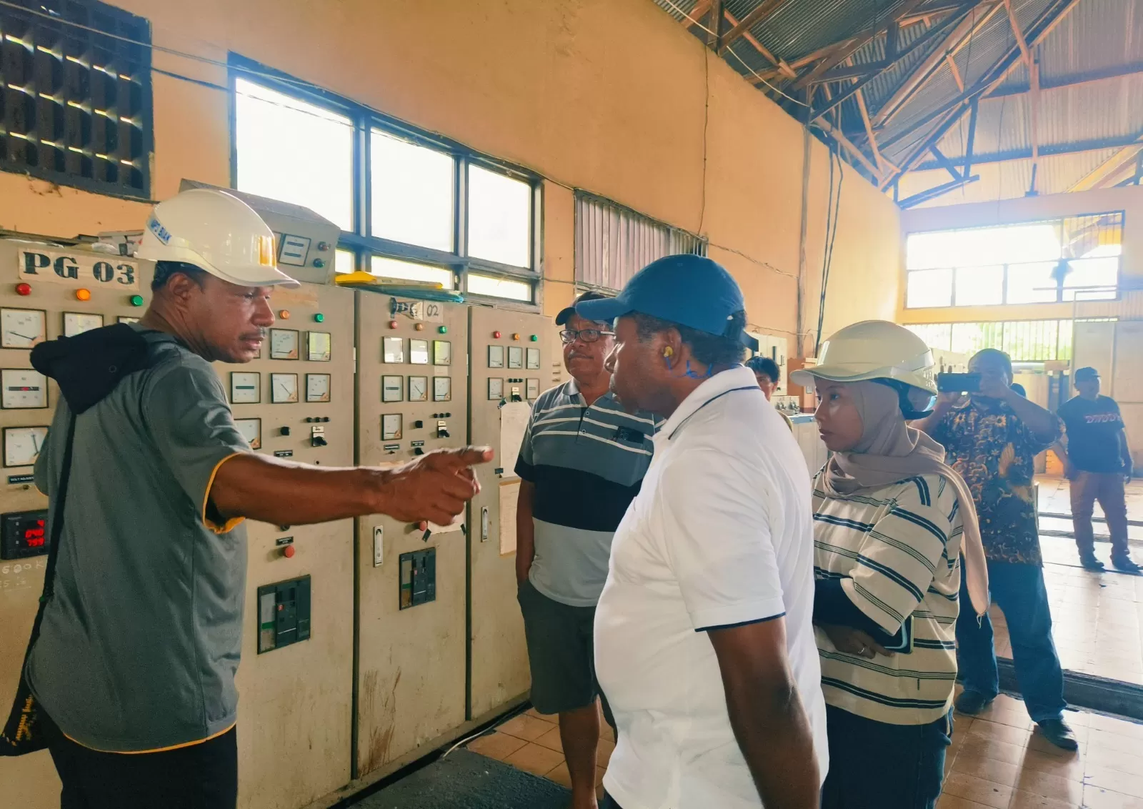 Bupati Waropen, Fransiscus Xaverius Mote, melakukan inspeksi mendadak ke Unit Pelaksana Teknis (UPT) PLTD Waren, Kampung Batu Zaman, Distrik Waropen Bawah, Sabtu, 29 November 2025.