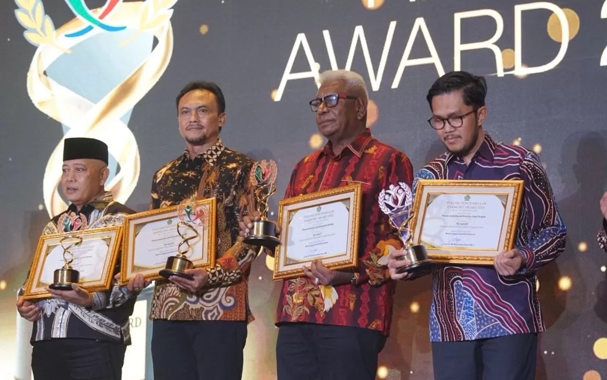 Bupati Mimika, Johannes Rettob, (kedua dari kanan) saat menerima Harmony Award 2025 dari Menteri Agama RI pada 28 November 2025. (Dok&nbsp;Pemkab&nbsp;Mimika)