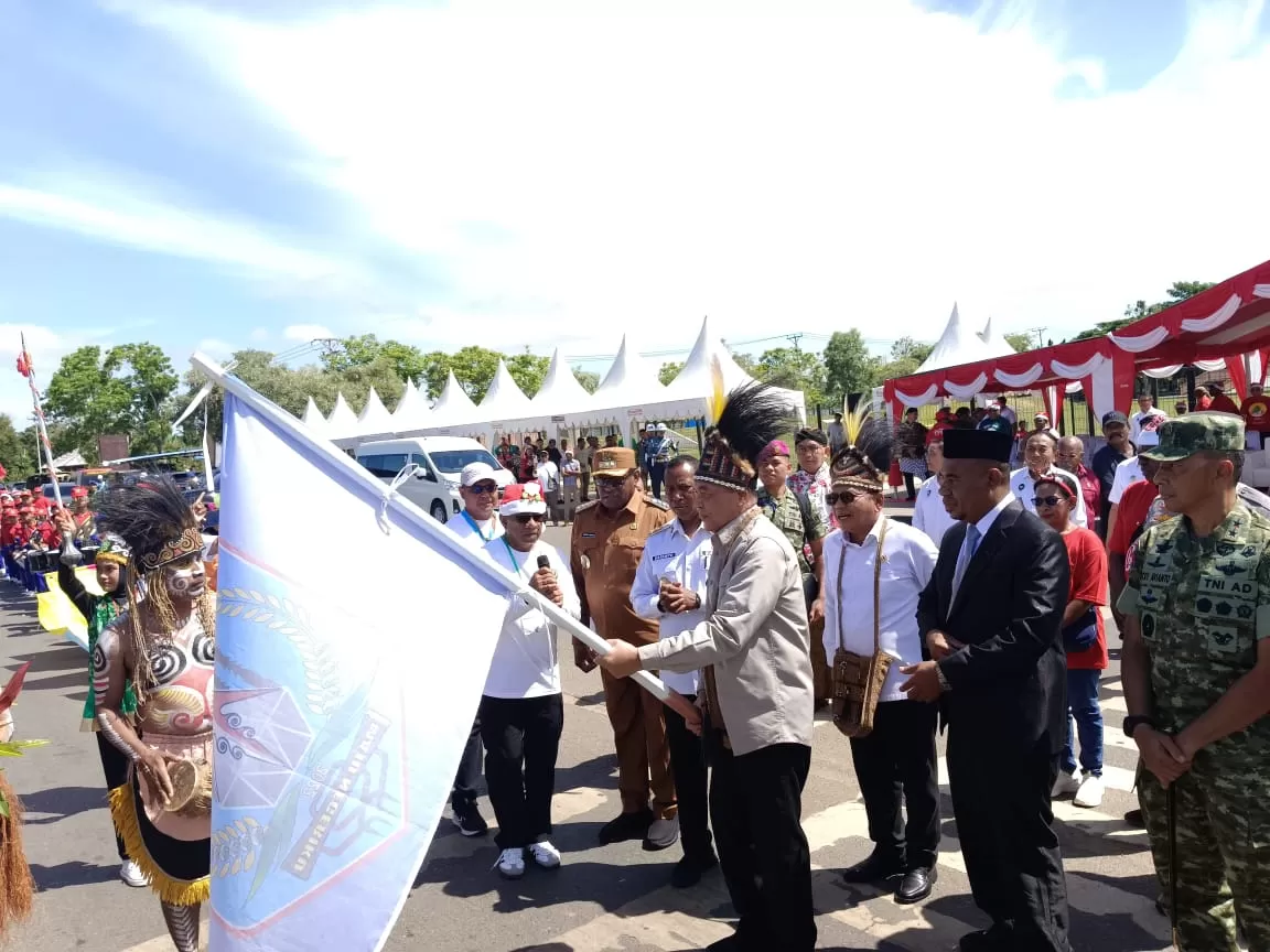 Menkopolkam RI Jenderal (purn) Djamari Chaniago didampingi Gubernur Papua Selatan Apolo Safanpo, Kepala BIN RI Muhammad Herindra, Bupati Merauke Yoseph Bladib Gebze. (Ceposonline.com/Sulo)