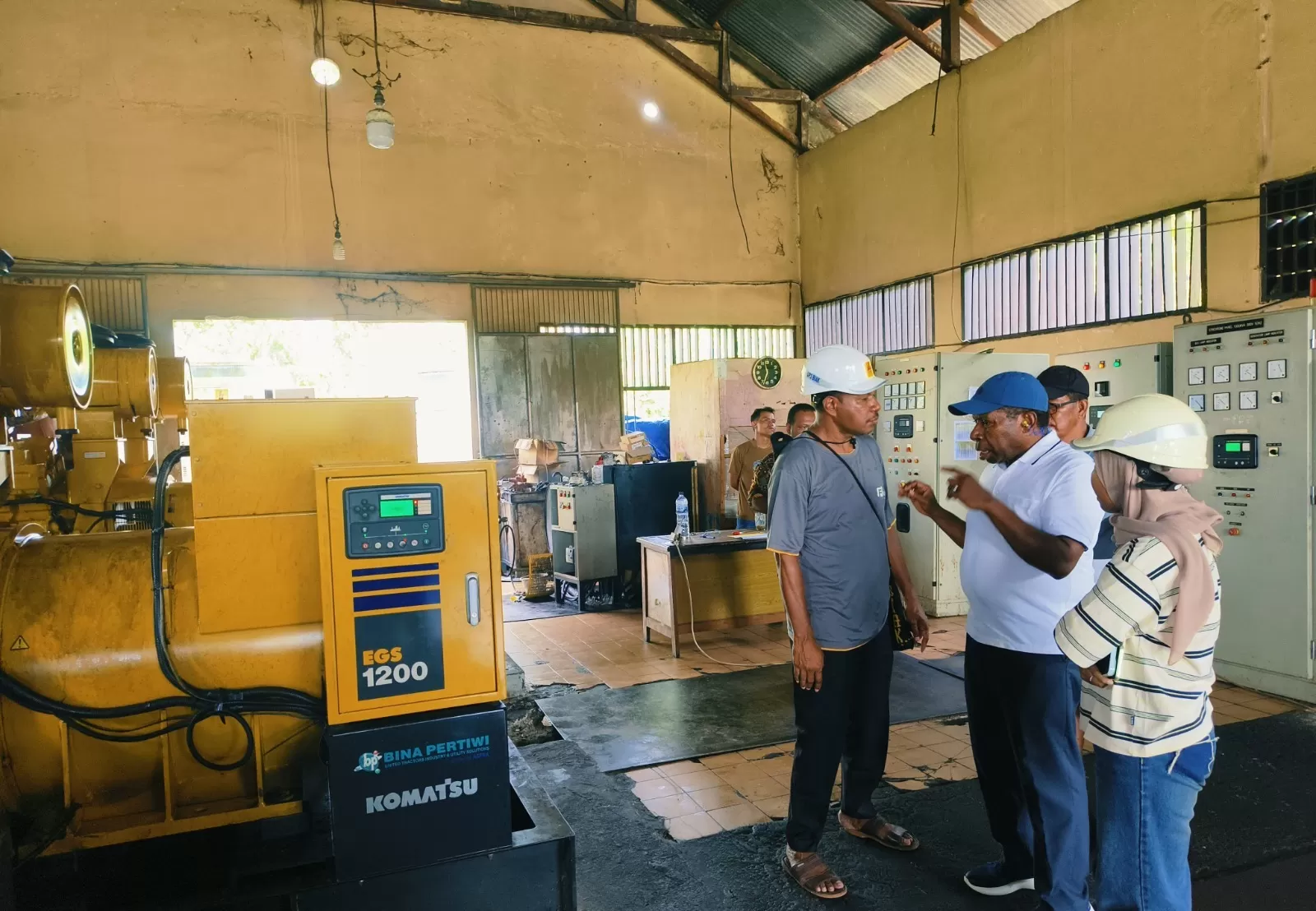 Bupati Waropen saat mengunjungi Pembangkit Listrik di Waropen, Sabtu (29/11). (CENDERAWASIH&nbsp;POS/ISMAIL)