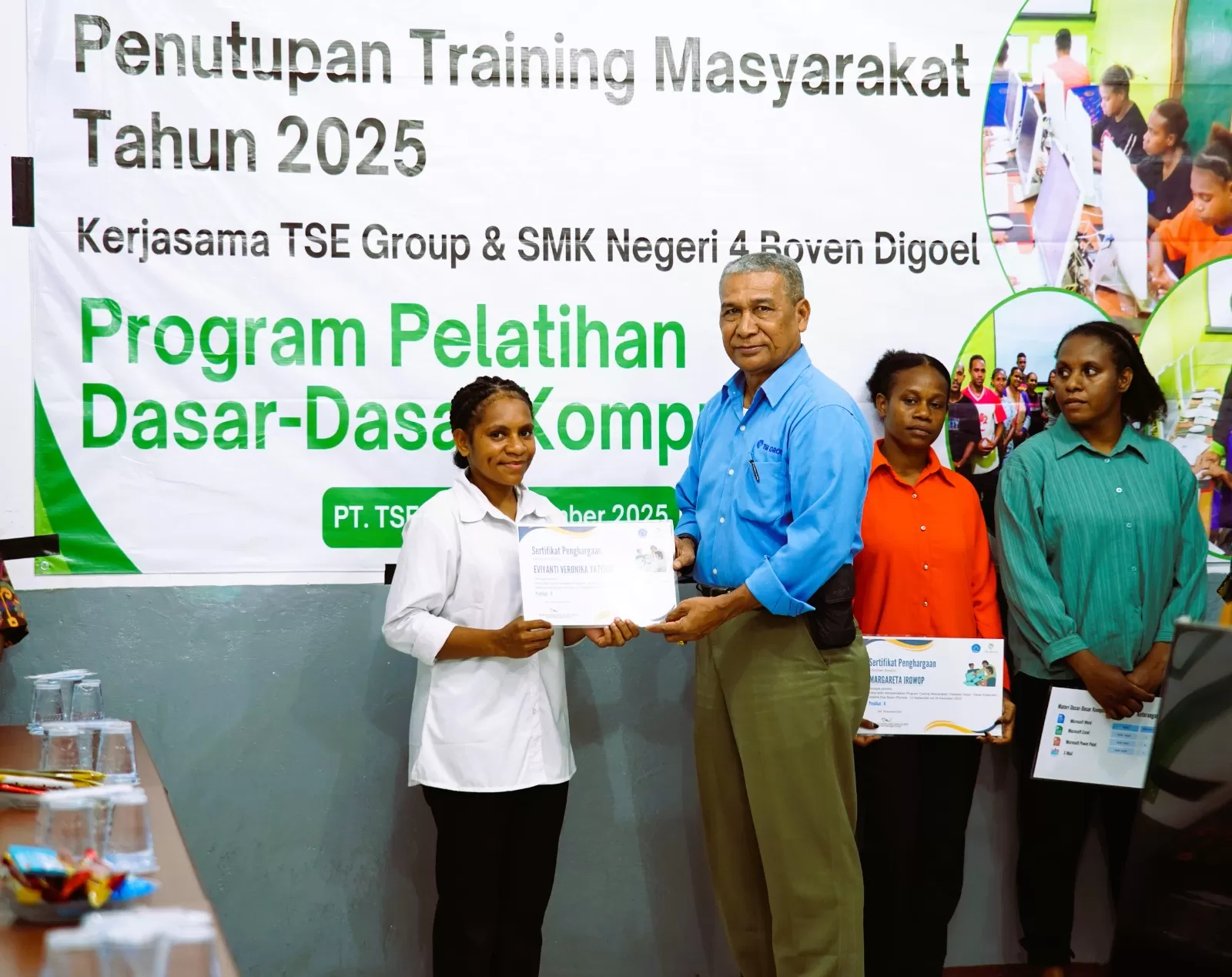 Penyerahan Sertifikat kepada perwakilan peserta pelatihan komputer dasar bagi OAP di Boven Digoel pada penutupan program, Jumat (28/11/2025). (Ceposonline.com/Humas TSE Group)