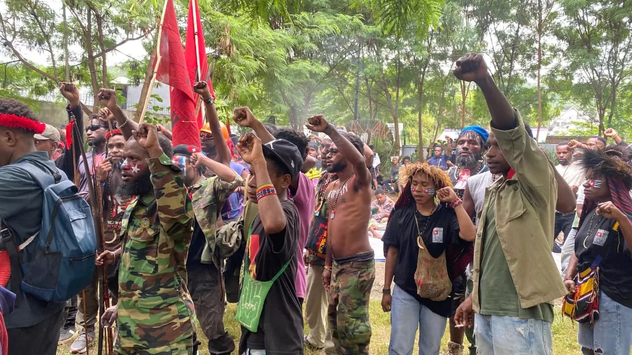 KNPB saat merayakan proklamasi kemerdekaan Papua Barat ke-64 di Kampwolker, Perumnas 3 Waena, Senin (1/12/2025). (Ceposonline.com/Jimi)
