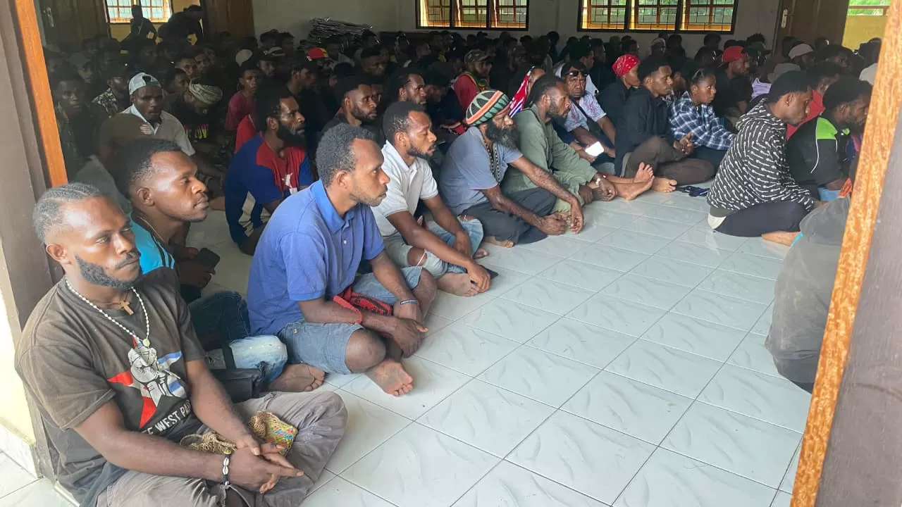 Solidaritas Mahasiswa Papua saat menggelar seminar umum di Asrama Putra Mahasiswa Yahukimo di perumnas lll Waena, Senin (1/12/2025).