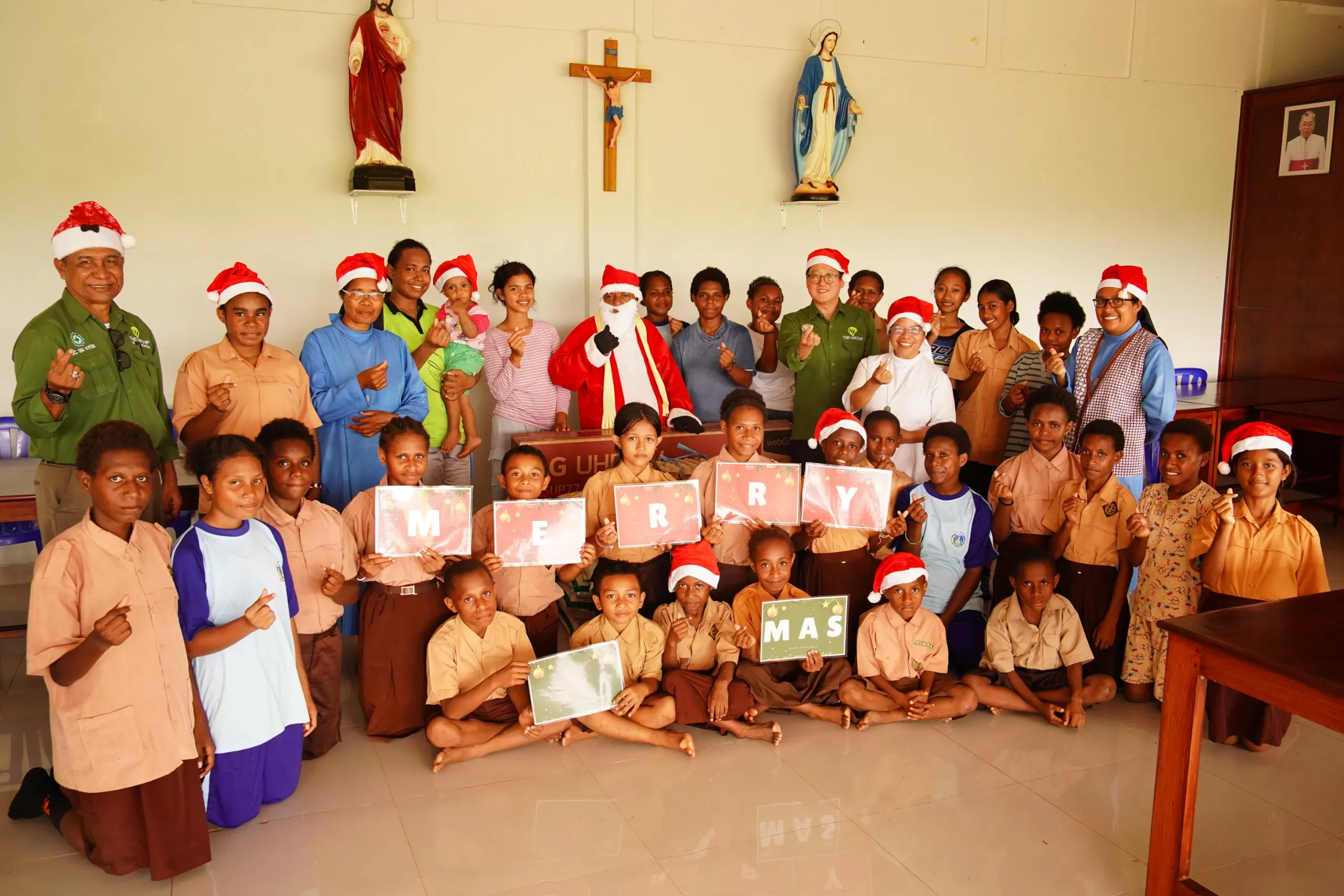 Foto bersama Pimpinan Perusahaan TSE, Mr Park Jibae bersama pengurus dan anak-anak asrama St Yosef Kampung Asiki usah penyerahan bantuan Smart Tv, Sabtu (22/11/2025)