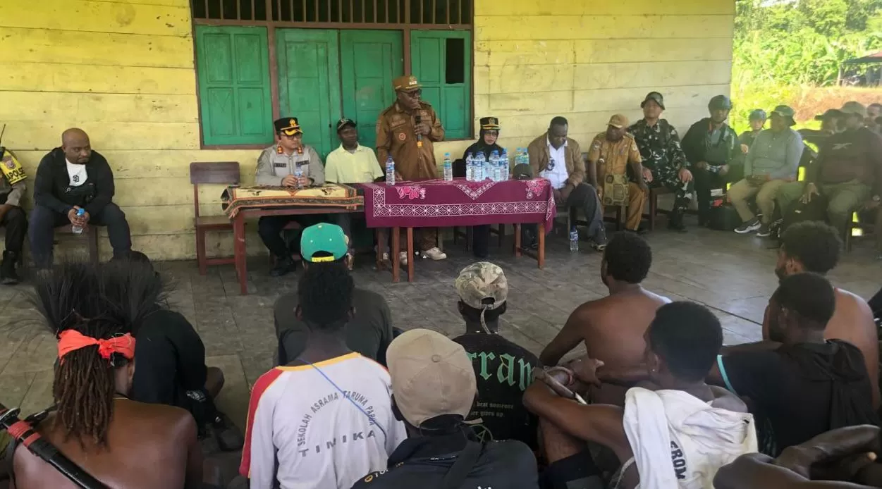 Wakil Bupati Mimika, Emanuel Kemong beserta jajaran Forum Komunikasi Pimpinan Daerah (Forkopimda) saat berada di Kapiraya, Distrik Mimika Barat Tengah, Senin, 1 Desember 2025. (Pemkab&nbsp;Mimika).