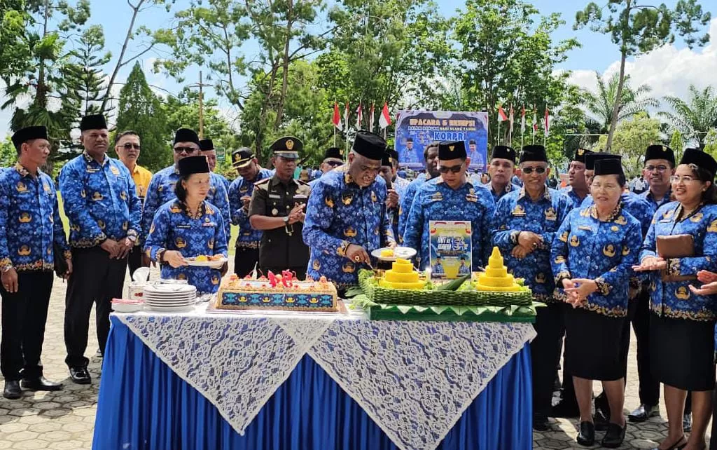 Wali Kota Jayapura, Abisai Rollo saat memotong tumpeng pada perayaan HUT ke-54 KORPRI tingkat Kota Jayapura, Selasa (2/12/2025). (CEPOSONLINE.COM/HANS PALEN).