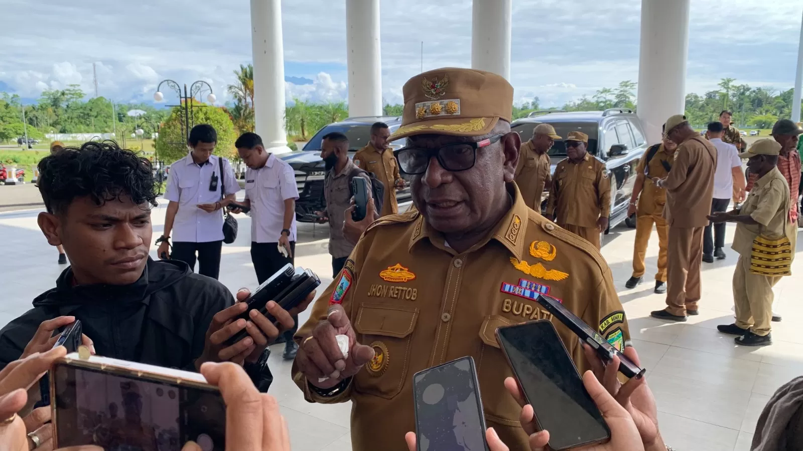 Bupati Mimika, Johannes Rettob, saat diwawancara di Kantor Pusat Pemerintahan Kabupaten Mimika, Selasa, 2 Desember 2025. (CENDERAWASIH POS/WAHYU&nbsp;WELERUBUN)