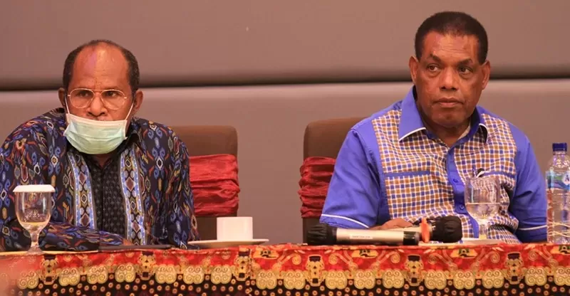 Bupati Jayapura, Yunus Wonda (kiri) dan Plt Sekda Kabupaten Jayapura, Yusuf Yambe Yabdi (kanan). (Dok Ceposonline.com)