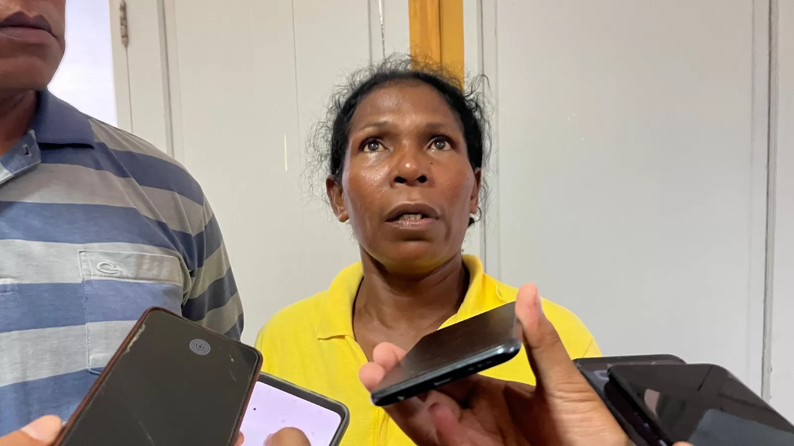 Istri mendiang Bonisius Gaitian saat ditemui wartawan di ruang jenazah RSUD Mimika, Selasa sore 2 Desember 2025. (Foto: Cenderawasih Pos/Moh. Wahyu Welerubun).