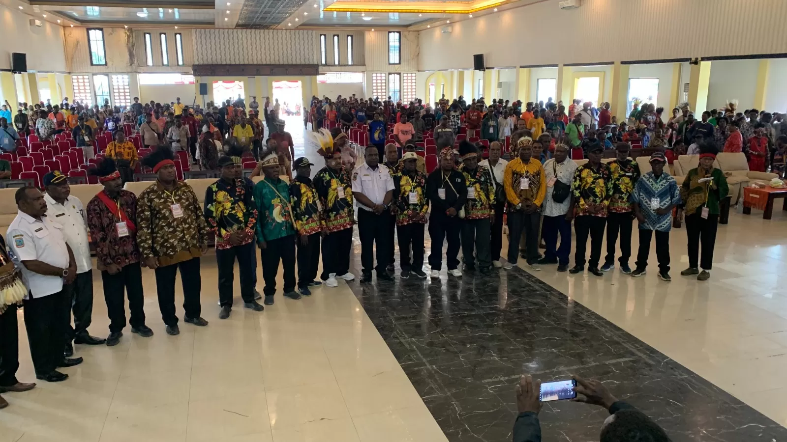 Foto bersama usai pembukaan Musdat LMHA. di Gedung Tongkonan, Rabu (3/12/2025). (Foto: Cenderawasih Pos/Moh. Wahyu&nbsp;Welerubun).