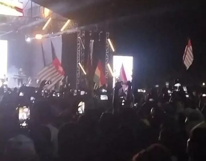 Dua bintang kejora terlihat dari jauh saat dikibarkan dalam konser Lucky Dube di Lapangan Karang, PTC Entrop, Rabu (3/12/2025) CEPOSONLINE.COM/ISTIMEWA