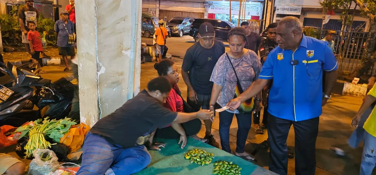 Wali Kota Jayapura, Abisai Rollo saat membeli barang dagangan mama-mama Papua di Pasar Mama-Mama Papua. (CEPOSONLINE.COM/HANS PALEN).