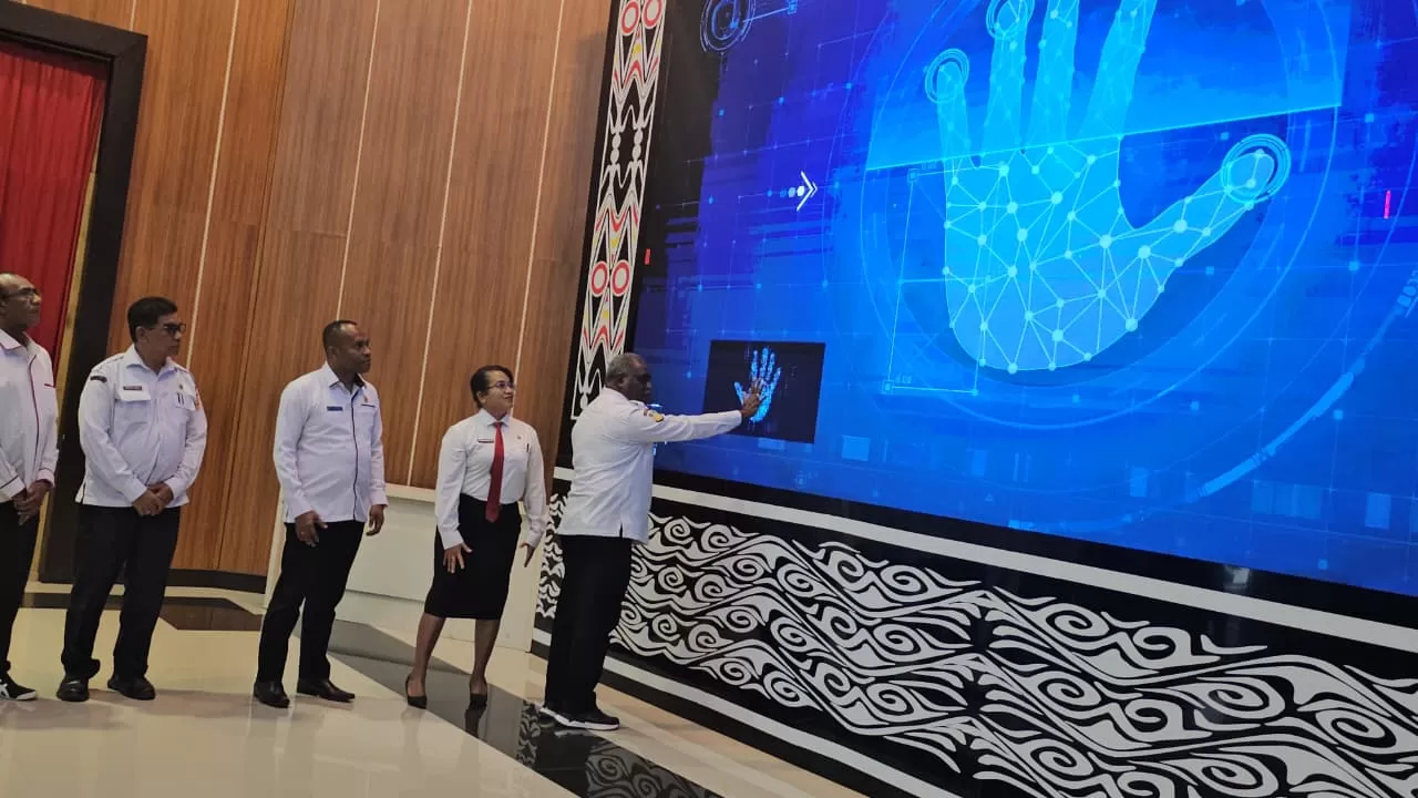 Wali Kota Jayapura, Abisai Rollo saat menempelkan sidik jari pada peluncuran Aplikasi Smart Asset yang merupakan inovasi BPKAD Kota Jayapura, Rabu (3/12/2025). (CEPOSONLINE.COM/HANS PALEN).