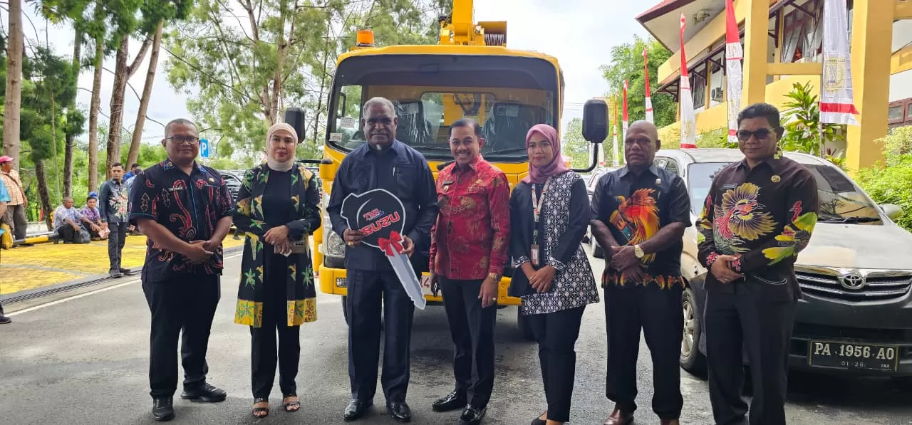 Wali Kota Jayapura, Abisai Rollo dan Wakil Wali Kota, H.Rustan Saru didampingi pimpinan OPD saat menerima kunci 2 unit mobil Hidrolik dari pihak diler. (CEPOSONLINE.COM/HANS PALEN).