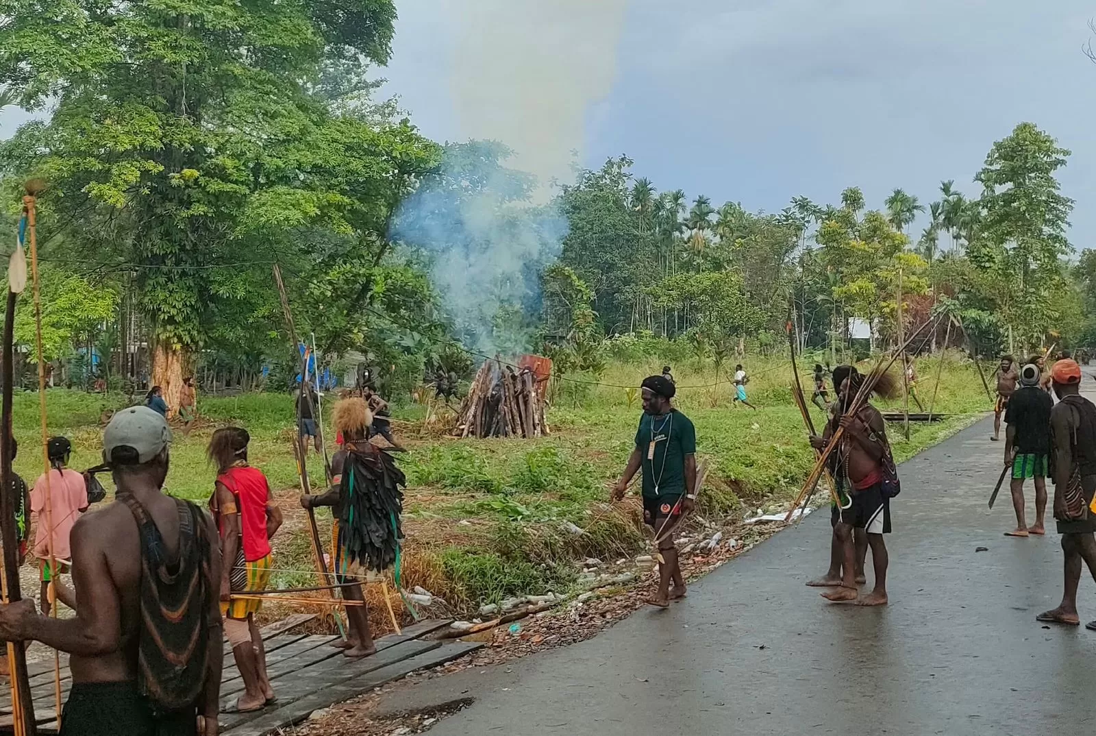 Suasana pembakaran jenazah korban bentrok di Distrik Kwamki Naram, Kamis (4/12/2025). (Foto: Dokumen Polsek&nbsp;Kwamki&nbsp;Narama).