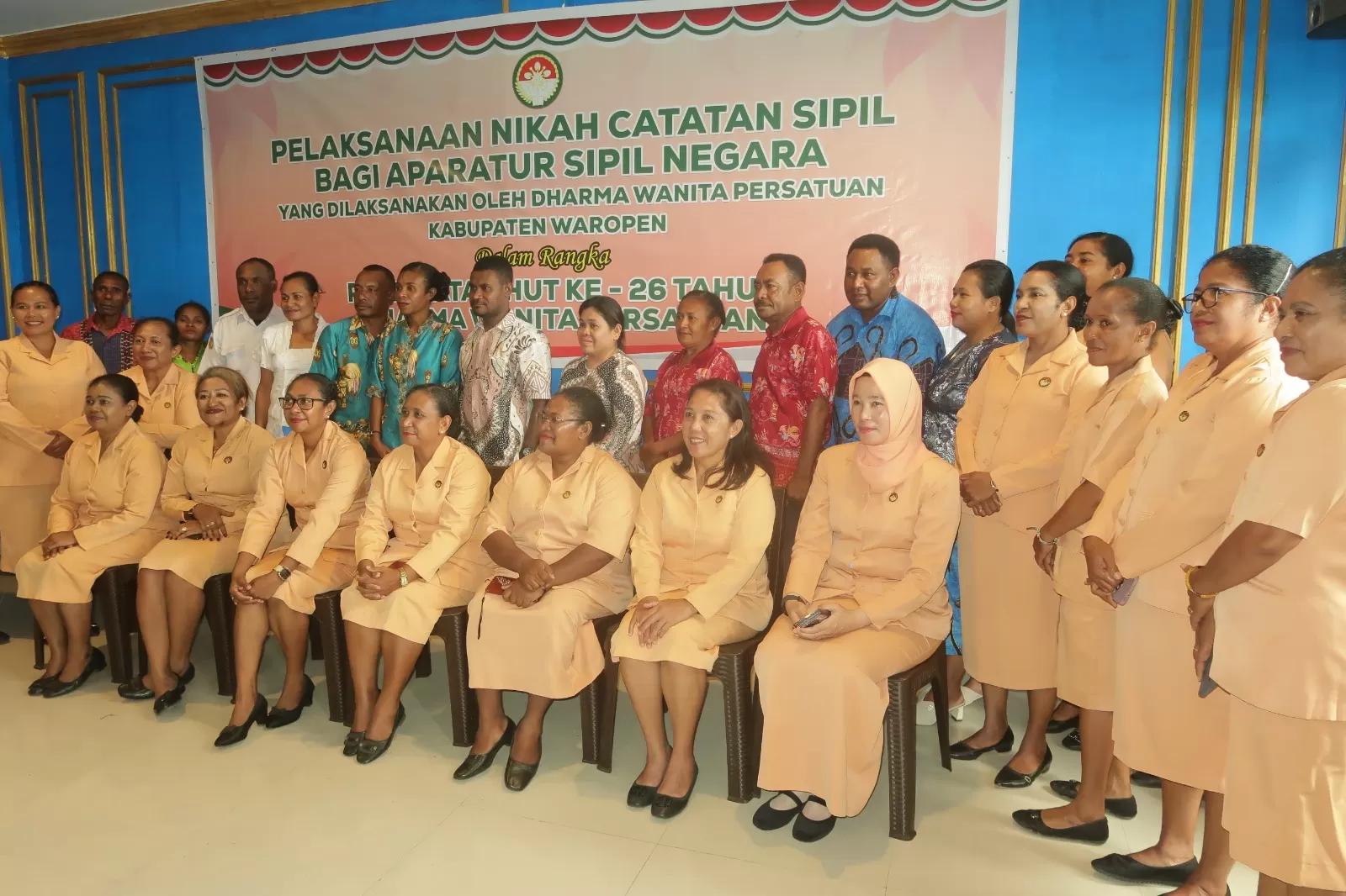 Pelaksanaan nikah catatan sipil yang digelar DWP Waropen berkolaborasi dengan Disdukcapil Waropen pada Rabu (3/12). (CENDERAWASIH&nbsp;POS/ISMAIL)