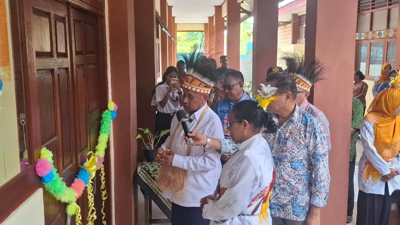 Bupati Biak Numfor Markus Octovianus Mansnembra, SH.,MM melakukan penguntingan pita peresmian Gedung Ruang Kelas Baru SMP Negeri 3 Biak Kota, Kamis (4/11/2025).(Fiktor Palembangan/ceposonlinem.com).