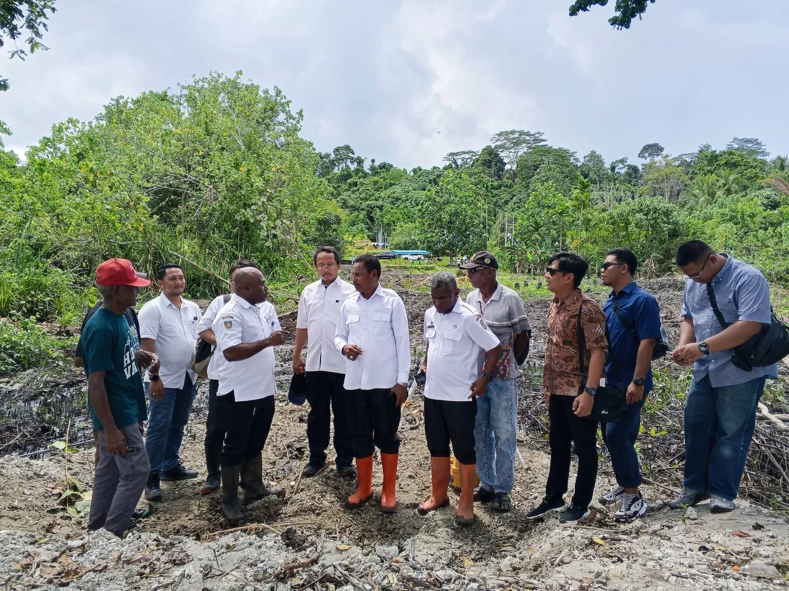 Wabup Yowel Boari saat bersama pihak KKP dan Investor dalam melakukan peninjauan lapangan terkait kesiapan pembangunan Kampung Nelayan merah Putih, di Kampung Otoborei, Waropen Bawah, Rabu (4/12).