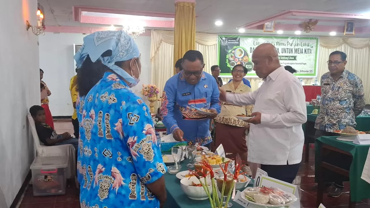 Bupati Biak Numfor Markus Octovianus Mansnembra, SH.,MM mengajak Plt. Sekda Zacharias L. Mailoa, ST.,MM untuk mencicipi kreasi aneka menu pangan lokal yang disajikan dalam Lomba Cipta Menu Lokal.