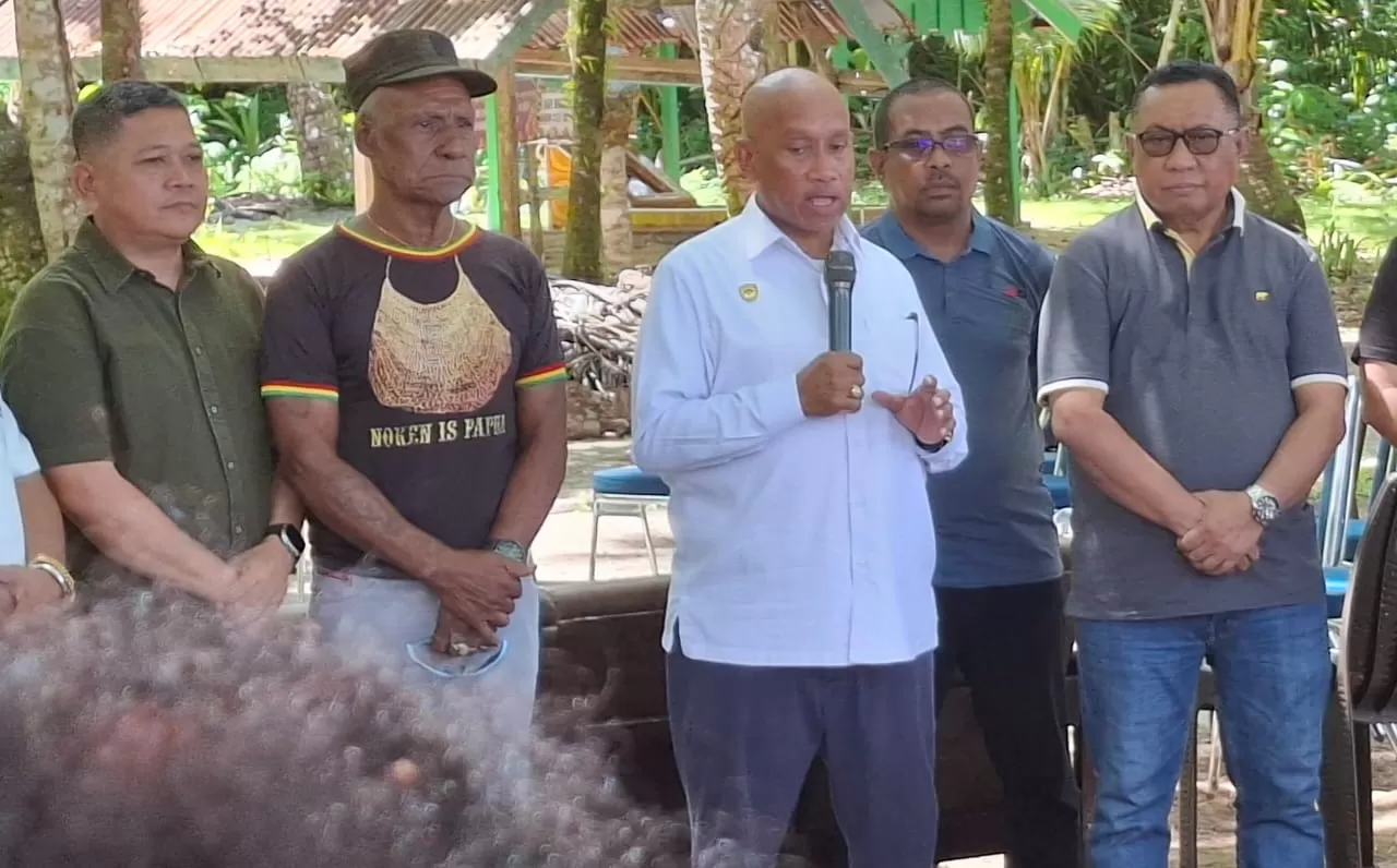 Ketua Panitia Natal Gabungan Kabupaten Biak Numfor, Gunadi, S.Sos.,M.Si (paling kiri) mendampingi Bupati Markus O. Mansnembra, SH.,MM pada saat acara launching natal gabungan, di Pantai Insumbrei.