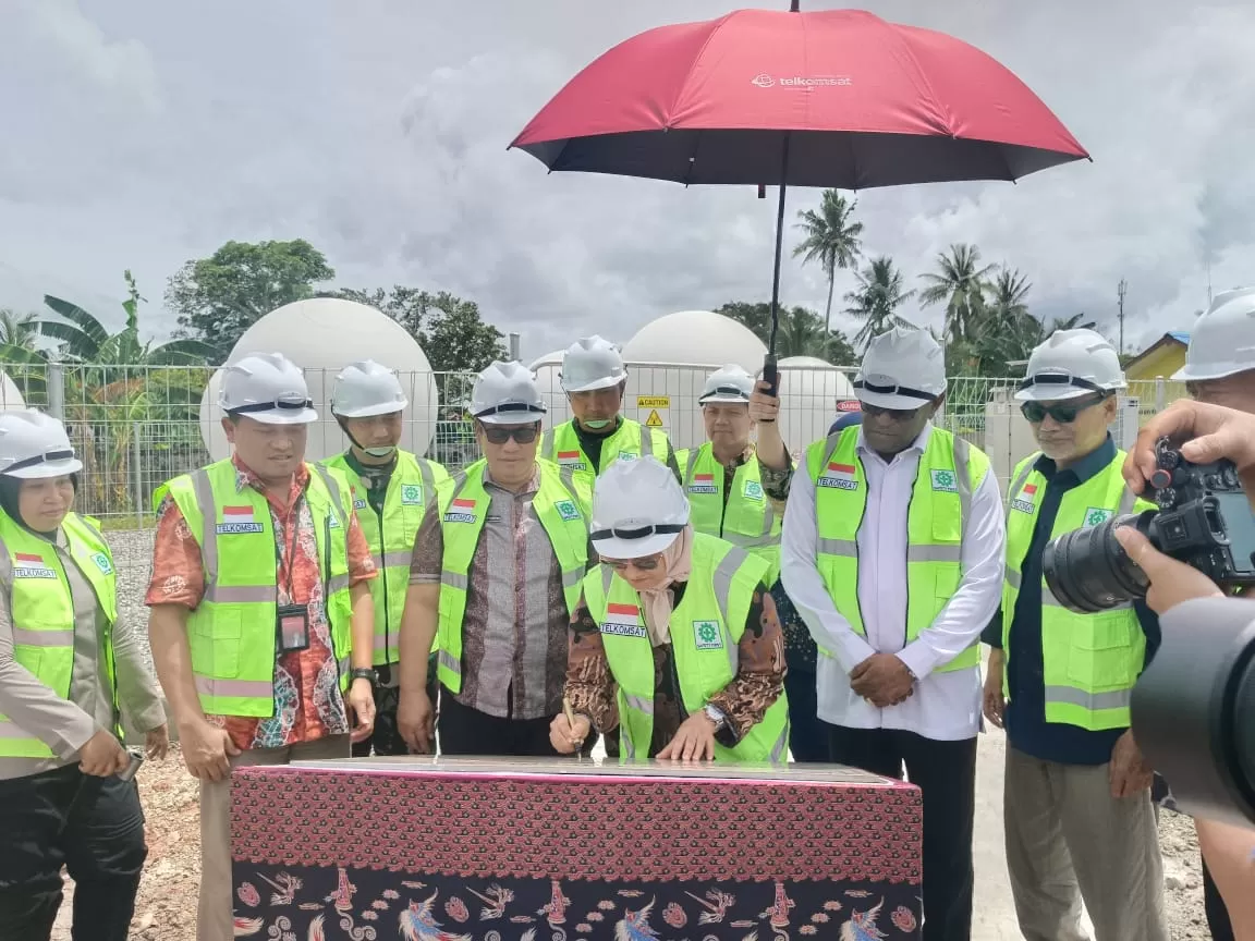 Direktur Utama Telkom Utama PT Telkom Dian Siswarini didampingi Komisaris Telkom Rizal Mallarangeng, EVP Telkom Regional 5 Amin Soebagyo, Direktur Utama Telkomsat Lukman Hakim Abdul Rauf.