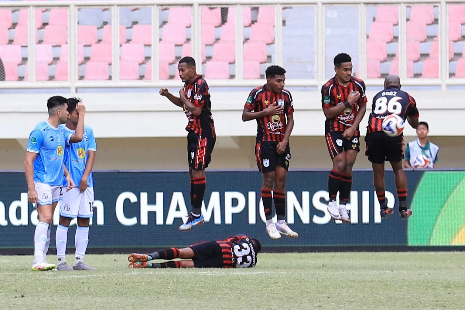 Persipura Jayapura saat menghadapi Barito Putera di Stadion Lukas Enembe beberapa hari lalu. (CEPOSONLINE.COM/ERIANTO)