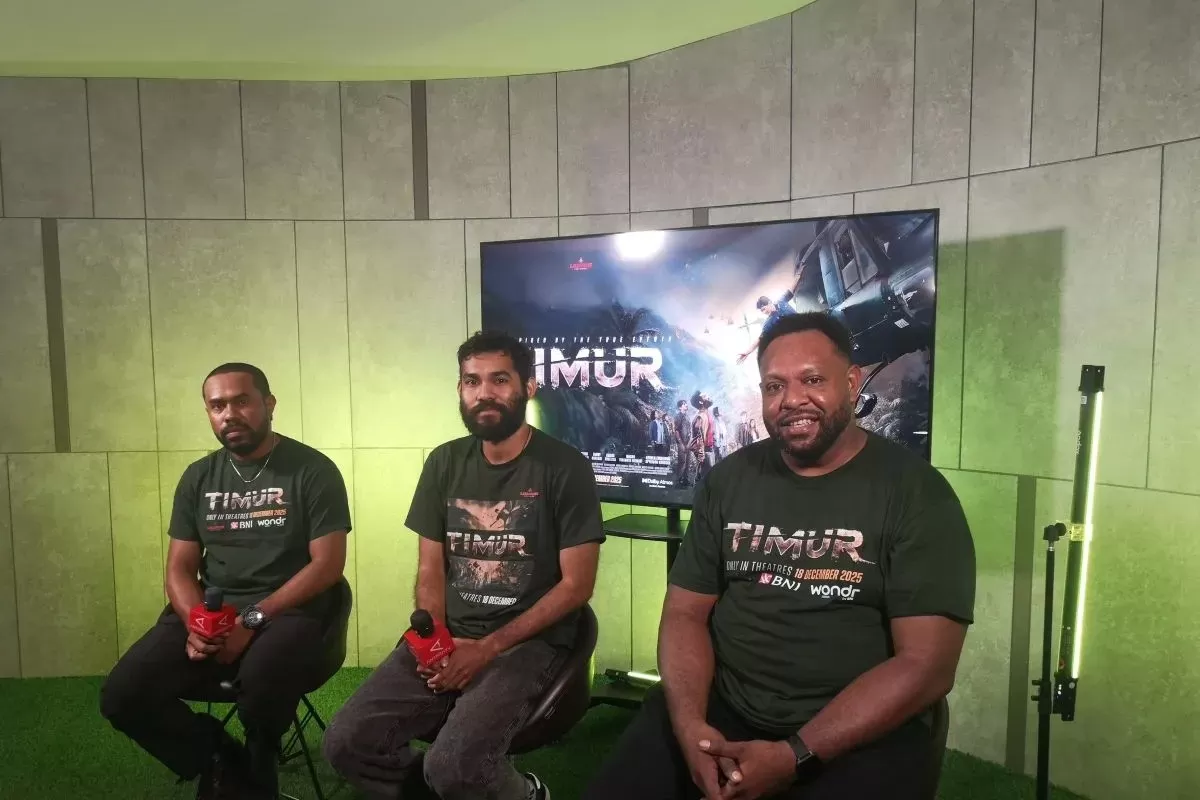 Aktor Jimmy Kobogau, Aufa Assegaf, dan Arnold Kobogau saat berkunjung ke ANTARA Heritage Center di Pasar Baru, Jakarta, Rabu (3/12/2025). (ANTARA/Abdu&nbsp;Faisal)