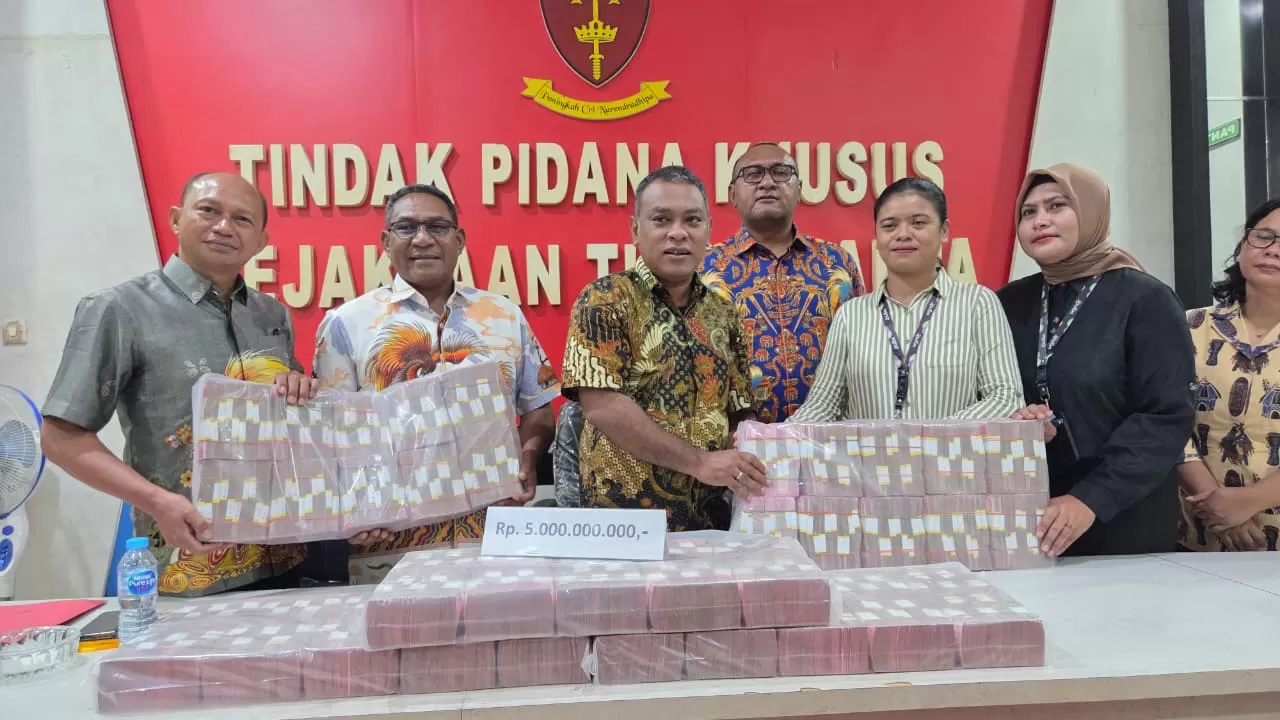 Penyidik Kejaksaan Tinggi Papua, saat memberikan keterangan pers terkait dengan pengembalian uang Rp5 miliar yang berasal dari YW, Jumat (5/12/2025).(Ceposonline.com/Elfira)