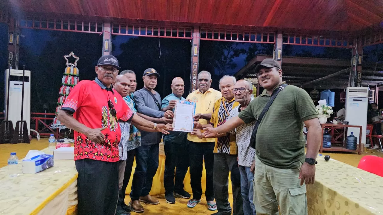 Wali Kota Jayapura, Abisai Rollo bersama para Kepala Suku saat menerima surat pernyataan persetujuan pelepasan lahan di Holtekamp, Jumat (5/12/2025). (CEPOSONLINE.COM/HANS PALEN).
