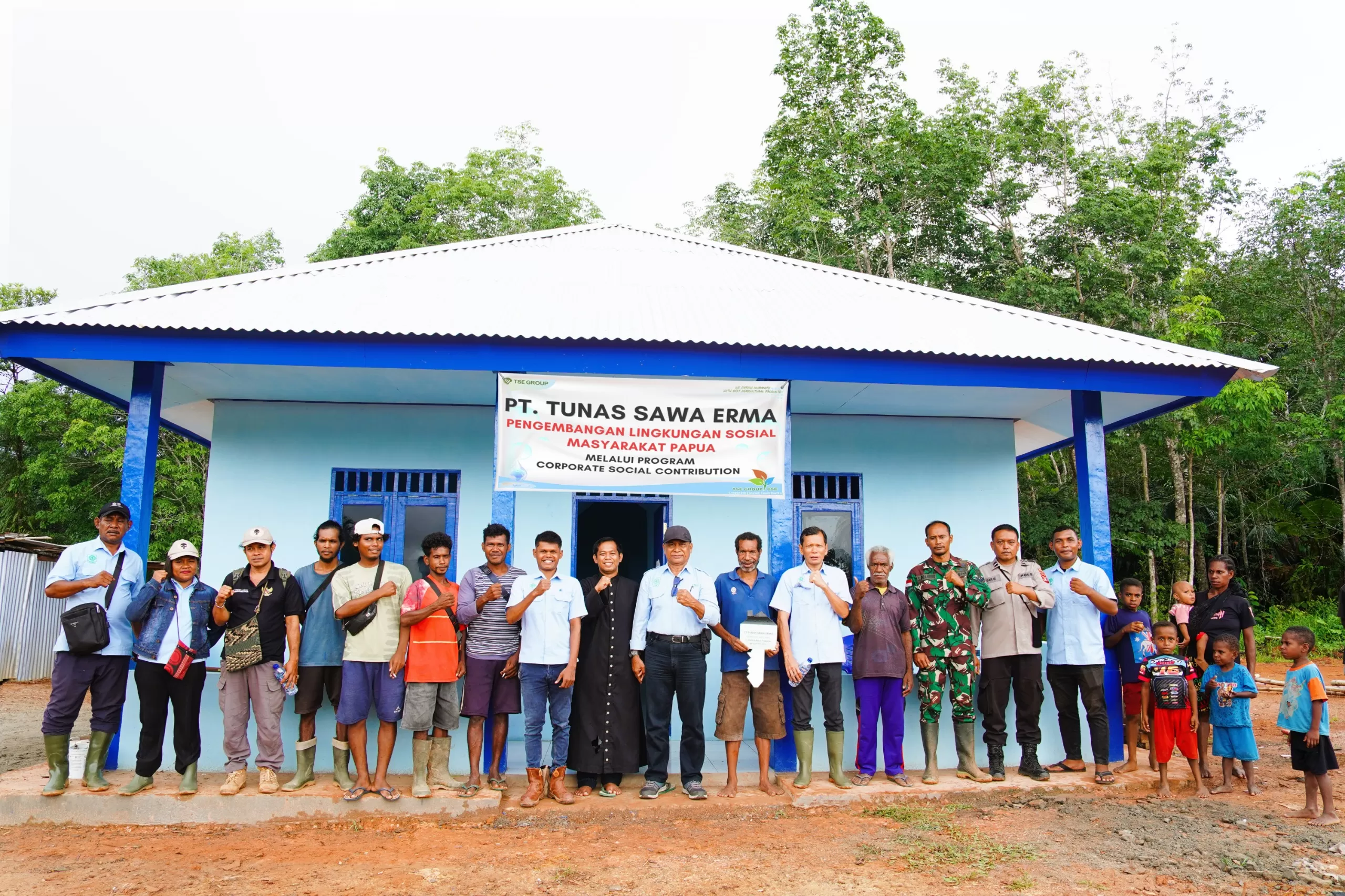 Foto Bersama bantuan rumah permanen siap huni kepada Bapak Thomas Bhiyu di Kampung Getentiri, Distrik Jair, Kabupaten Boven Digoel, Papua selatan pada Rabu (3/12/2025)